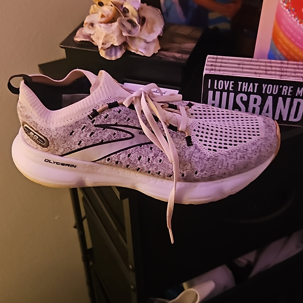 Woman's Brooks glycerin running sneakera